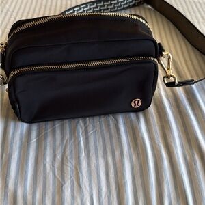 lululemon athletica 2L bag